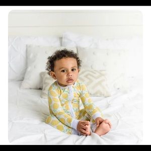 Little sleepies lemons zippies. Size 6-12.